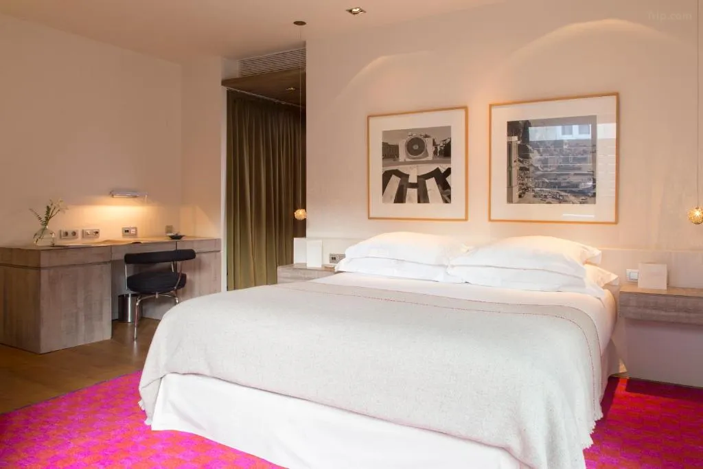 Classic Double or Twin Room with City View — Trip.com listing photograph
