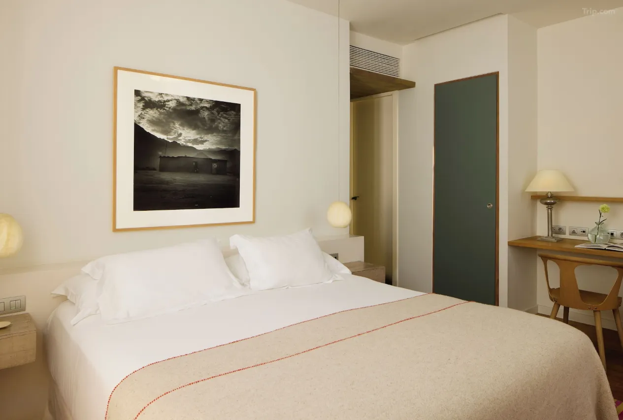 Classic Double Room With City View — Trip.com listing photograph