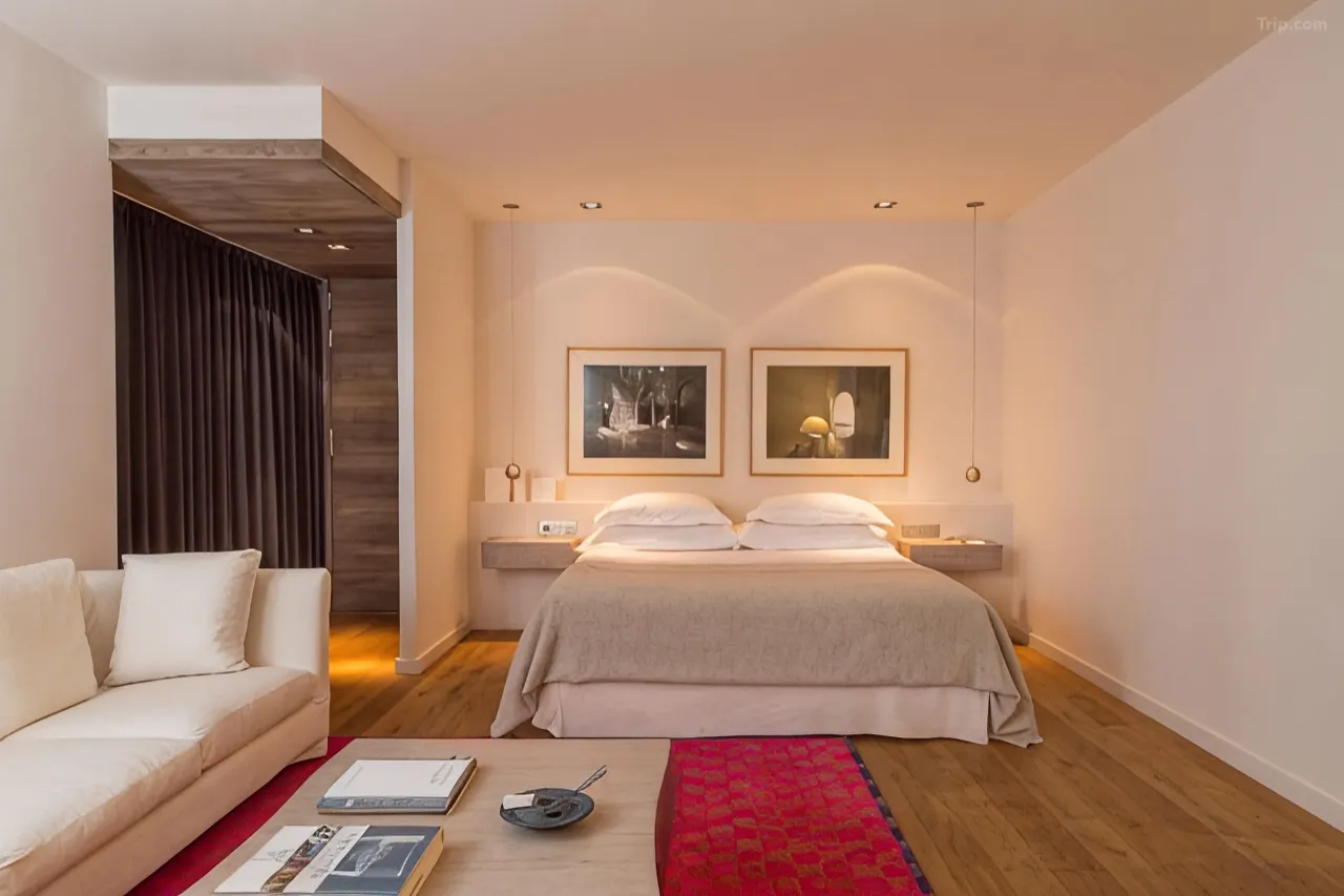 Classic Double or Twin Room with City View — Trip.com listing photograph